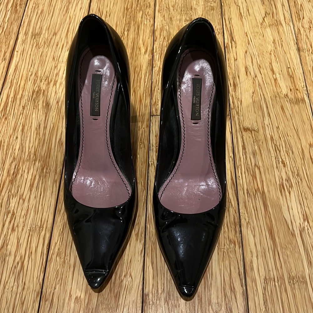 LOUIS VUITTON black patent leather pumps / high heels